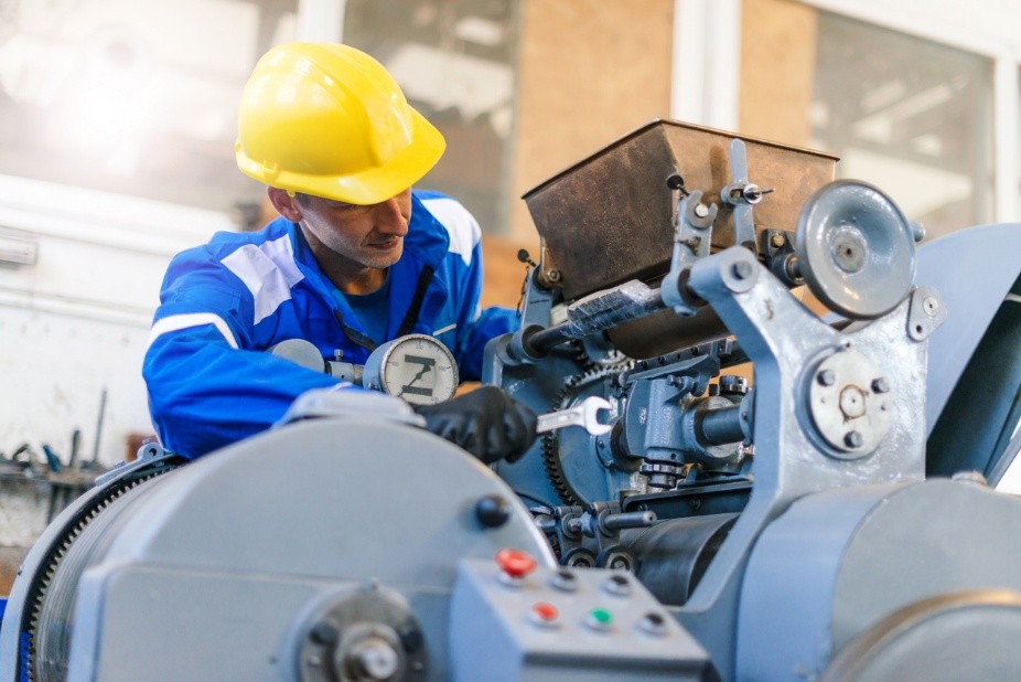 Técnico realizando manutenção preventiva